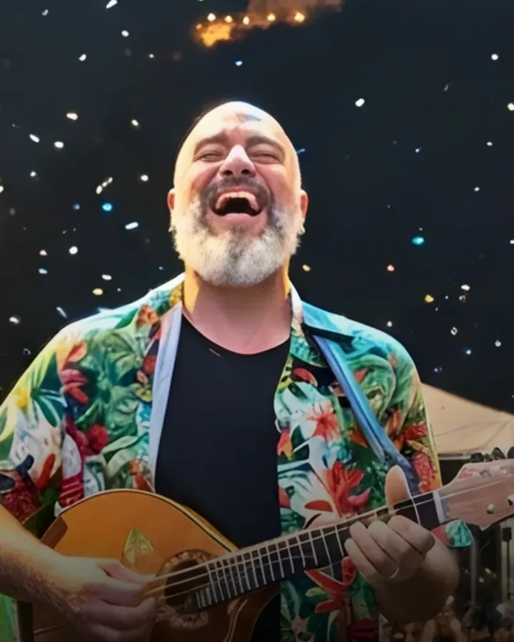 Rafael Ferrari tocando bandolim