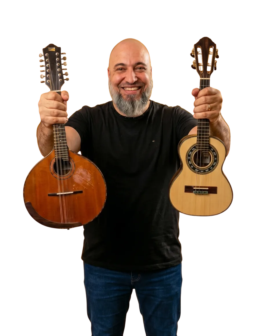Rafael Ferrari com o cavaquinho e o bandolim